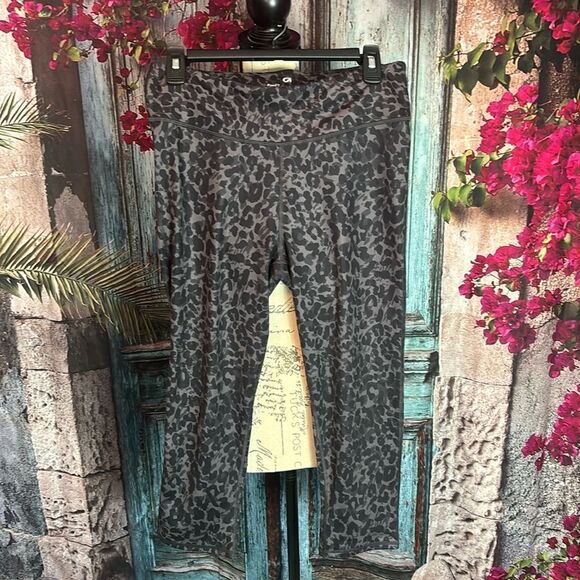 GAP Pants - Gap Gapfit animal print Capri leggings, size medium, excellent condition